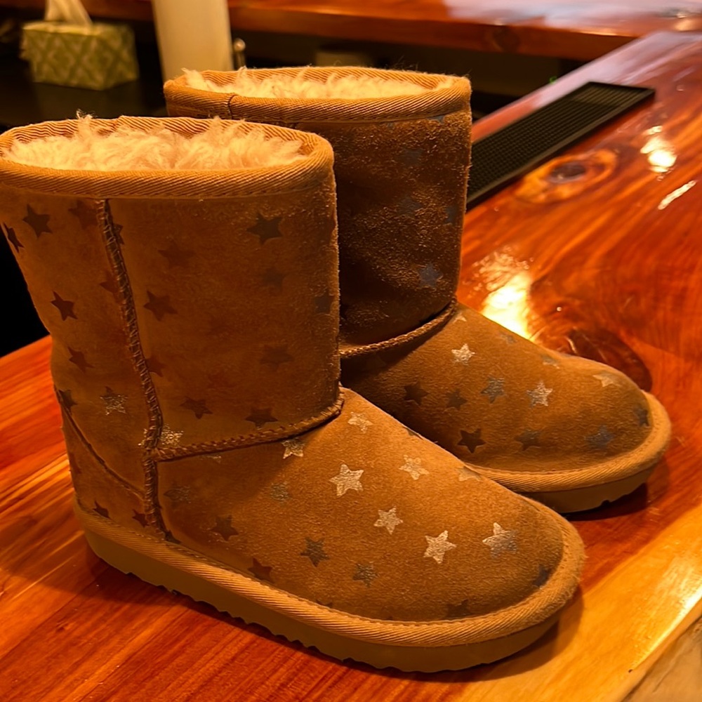 UGG girls boots. Nubuck star pattern